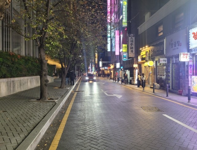 지난 5일 밤 9시에 촬영한 부산진구 서면 롯데백화점 후문 전경. = 서경수 기자