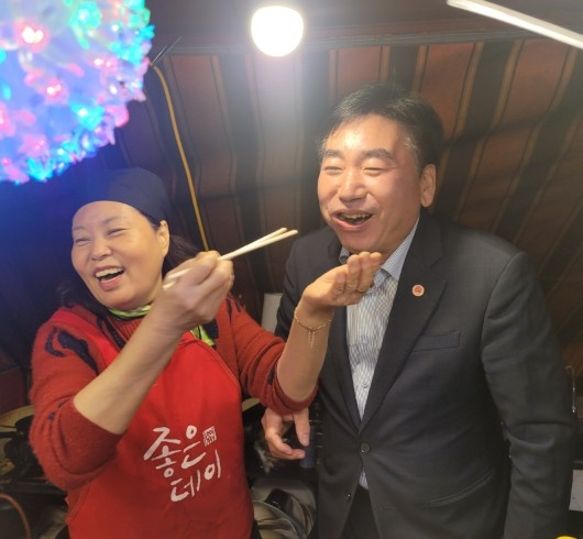 부산 서면 한 포장마차에서 김영욱 구청장과 업주가 만나 행정 집행에 대해 서로의 입장을 공유하였다. =서경수 기자