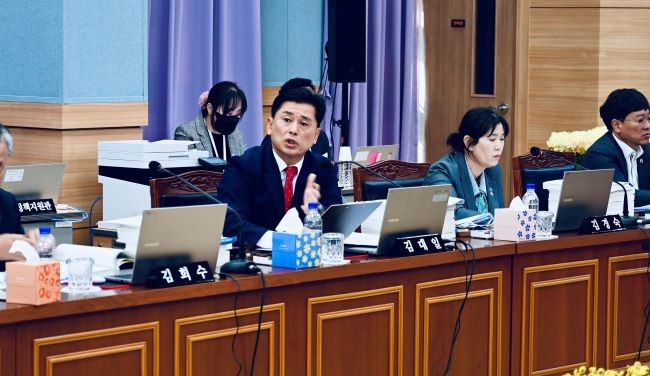 김천·상주·문경 교육지원청 감사에서 상주 씨름부 학생 폭행 사건의 미숙한 대응을 집중 질타하고 있는 김대일 도의원. ⓒ 경북도의회