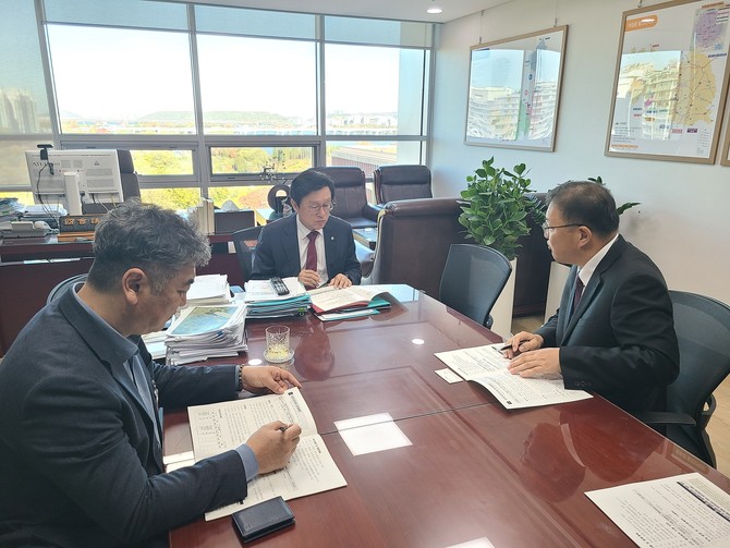 장금용 창원시장 권한대행이 국회를 방문해 국회 예산결산특별위원회 간사로 활동 중인 국민의힘 박형수 국회의원과 만나 국비 지원을 적극 요청하고 있다. ⓒ 창원시