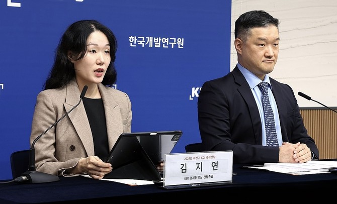 김지연 KDI 경제전망실 전망총괄(왼쪽)이 11일 정부세종청사 브리핑실에서 하반기 경제전망에 관해 설명하고 있다. ⓒ 연합뉴스