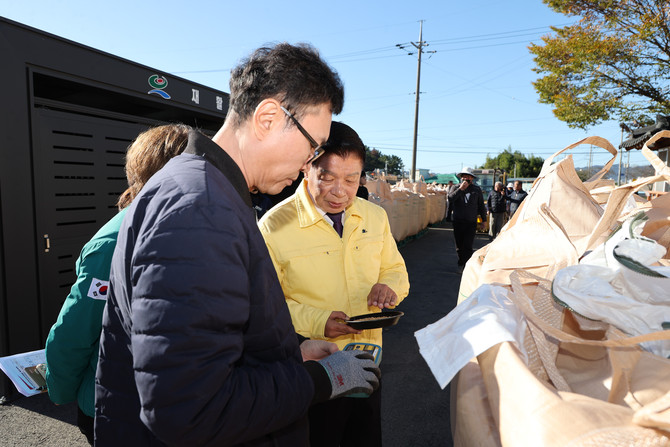 이상근 군수가 거류면 일원의 '2025년산 공공비축미곡 톤백(800kg) 매입' 현장을 방문해 농가 관계자들을 격려하고 있다. ⓒ 고성군