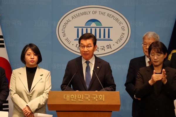 신정훈 의원은 12일 오전 국회 소통관에서 주민자치회 설치 근거를 마련하기 위한 기자회견을 진행했다. ⓒ 신정훈 의원실