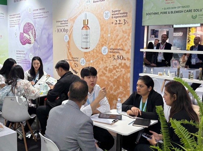 '인코스메틱스 아시아 2025'에서 대봉엘에스 부스를 찾은 글로벌 바이어들이 상담을 받으며 높은 관심을 보이고 있다. ⓒ 대봉엘에스