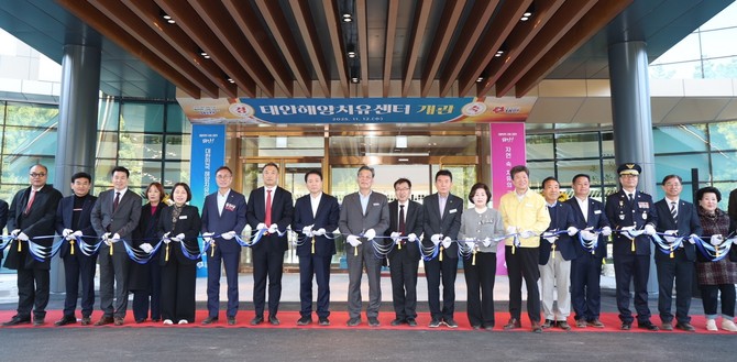 지난 12일 남면 달산포로에 위치한 태안해양치유센터에서 '태안해양치유센터 개관식'을 열고 '치유문화 힐링도시 태안'의 새로운 출발을 알렸다. ⓒ 태안군