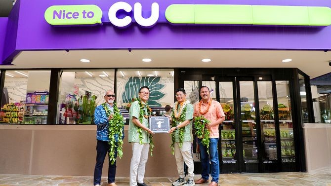 BGF리테일 홍정국 부회장(가운데 왼쪽)과 CU Hawaii Robert Kurisu(로버트 쿠리수, 가운데 오른쪽) 대표가 CU 하와이 1호점 앞에서 열린 오픈식에서 기념 촬영을 하고 있다. © BGF리테일