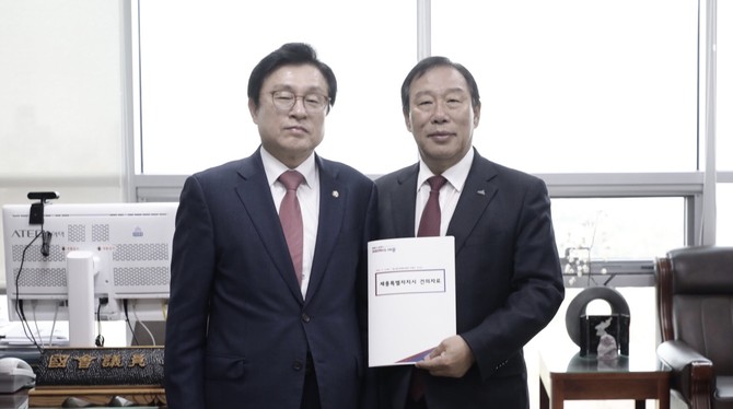 왼쪽부터 박형수 예산결산특별위 국민의힘 간사, 최민호 세종시장. ⓒ 세종시