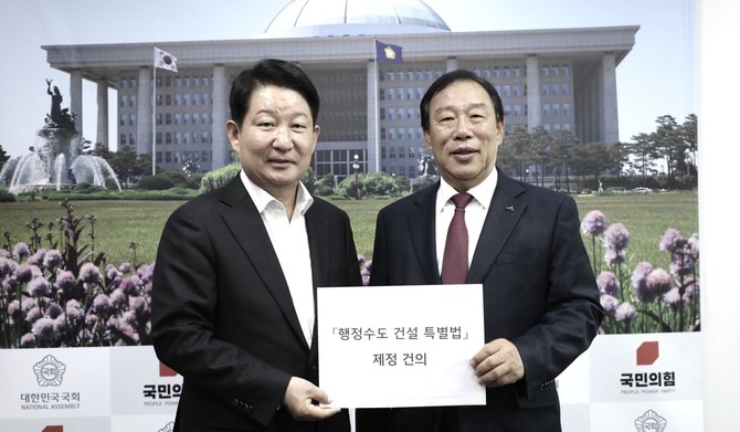 왼쪽부터 권영진 국회의원, 최민호 세종시장. ⓒ 세종시