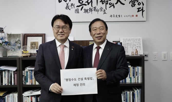 왼쪽부터 황운하 국회의원, 최민호 세종시장. ⓒ 세종시