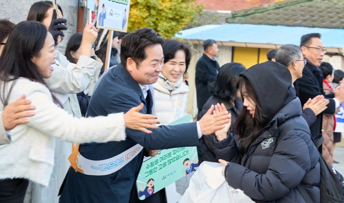오세현 아산시장이 수능 현장에서 수험생들을 응원하고 있다. ⓒ 아산시