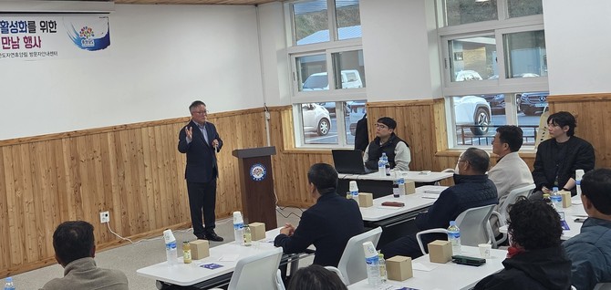 산림자원연구소 보령사무소가 13일 원산도 자연휴양림 개장을 앞두고 지역 활성화를 위한 주민과의 소통을 하고 있다. ⓒ 충남도