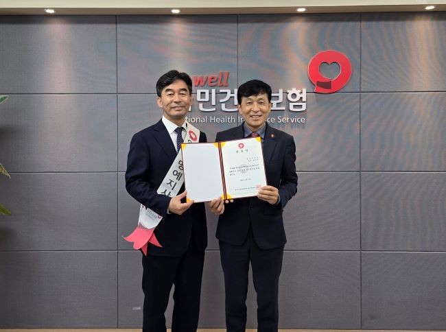 사진 왼쪽부터 허영우 경북대 총장, 민도기 국민건강보험공단 대구북부지사장. ⓒ 경북대학교