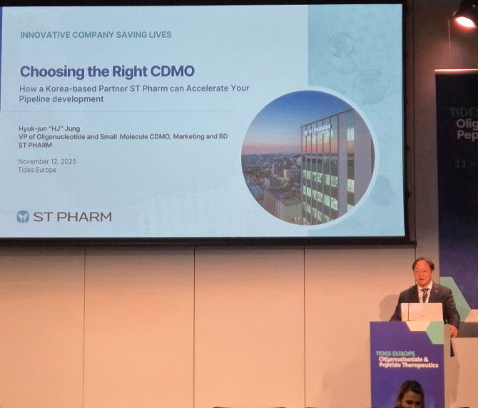 EURO TIDES 2025에서 발표하는 정혁준 에스티팜 사업부장. © 에스티팜