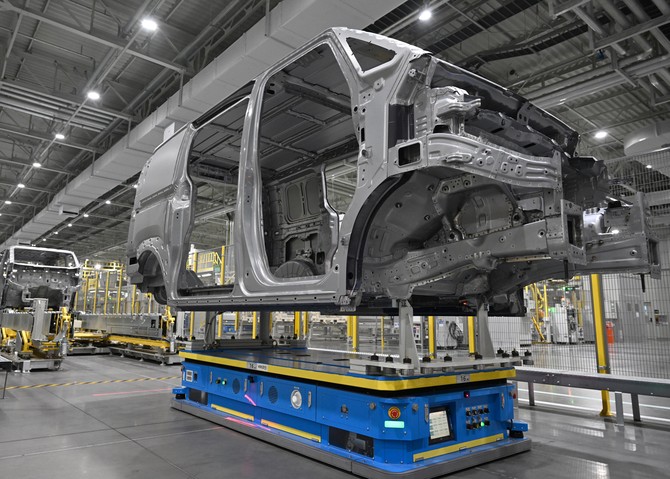 무인운반차량(AGV)이 PV5 차체를 운반하는 모습. ⓒ 기아