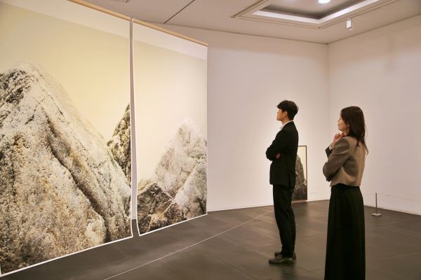 광주신세계는 오는 25일까지 2024년 제25회 광주신세계미술제에서 대상을 받은 구성연 작가의 작품 세계를 선보인다. ⓒ 광주신세계