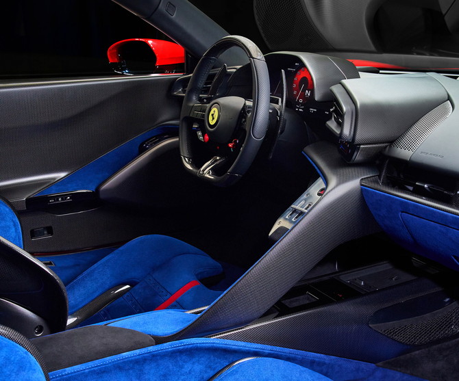 실내는 운전자 중심의 설계로 몰입감을 극대화했다. ⓒ 페라리