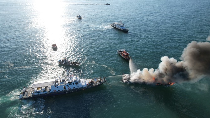 14일 오전 충남 보령시 대천항 인근 해상에서 낚시어선 A호에서 화재가 발생하자 보령해양경찰서 구조세력이 출동해 진화 작업을 진행하고 있다. ⓒ 보령해경