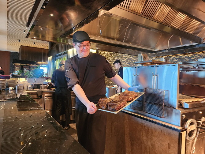 콘래드 서울 'SUT'에서 차콜 그릴로 스테이크를 조리하는 모습. = 추민선 기자