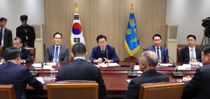 이 대통령은 지난 14일 타결된 '조인트팩트시트'의 후속 논의를 위해 16일 용산 대통령실에서 '한미 관세협상 후속 민관 합동회의'를 주재했다. ⓒ 연합뉴스