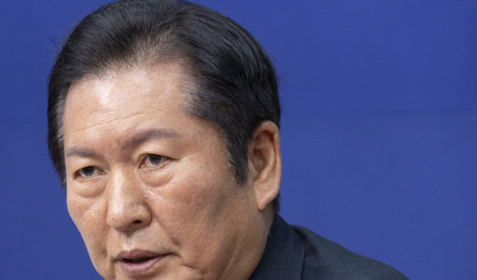 정청래 더불어민주당 대표가 17일 국회에서 열린 최고위원회의에서 전 당원 투표제 도입과 관련해 발언을 하고 있다. ⓒ 연합뉴스