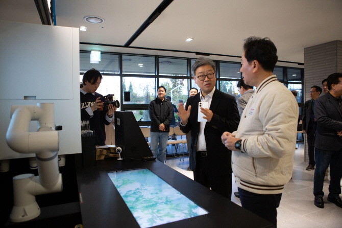 로봇혁신기술 도입사업 오픈식에서 바리스타 로봇을 살펴보는 김형찬 강서구청장. © BS한양