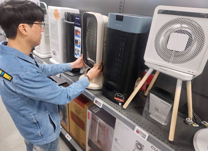 이마트가 아침 기온이 영하권으로 떨어지는 본격적인 겨울 날씨를 맞아 전기매트·전기요부터 히터, 방한의류 등을 행사가에 판매하는 '난방·방한용품 기획전'을 진행한다. © 이마트