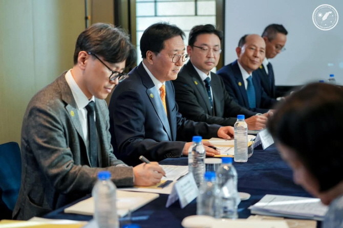 박상신 DL이앤씨 대표(좌측 두 번째)가 페르디난드마르코스 주니어 필리핀 대통령을 만나 에너지·인프라 사업 현안을 설명하고, 사업 계획에 대한 협력 방안을 논의했다. Ⓒ DL이앤씨