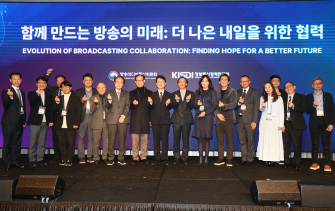 방송미디어통신위원회는 19일 서울에서 다른 나라와 공동제작한 우수 방송 작품을 시상하고 방송제작의 글로벌 협력 필요성 등을 논의하기 위해 '2025 방송 공동제작 국제 콘퍼런스'를 열고 주요 참석자들과 기념촬영을 하고 있다. ⓒ 방송미디어통신위원회