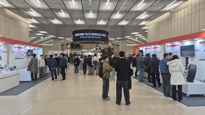 데크 브릿지 2025에서 50개 전동화·모듈 신기술 전시 현장과 첨단기술을 체험하는 관람객들의 모습. ⓒ 현대모비스