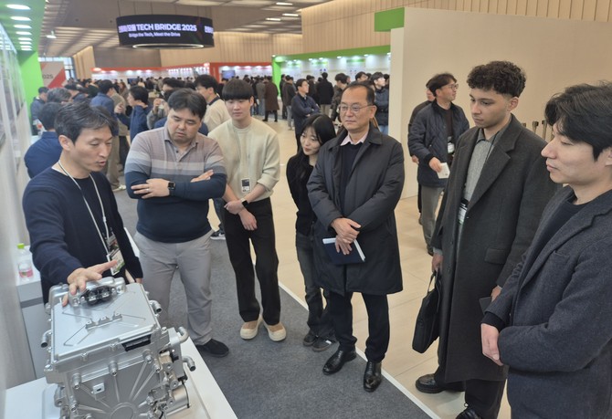 데크 브릿지 2025에서 50개 전동화·모듈 신기술 전시 현장과 첨단기술을 체험하는 관람객들의 모습. ⓒ 현대모비스