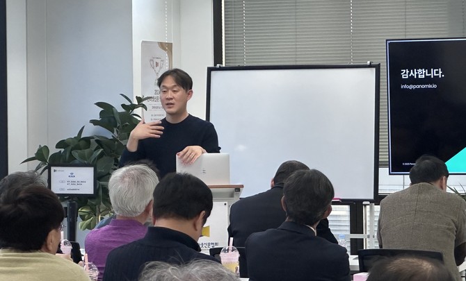 한승수 파노믹스 대표가 AI 기반 독자 참여 강화 방안을 강연하고 있다. ⓒ 한국인터넷신문협회