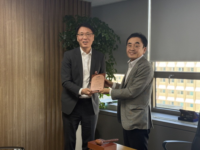 (좌)이월무 신임 수석부회장, (우) 장영호 한국부동산마케팅협회 회장. © 한국부동산마케팅협회