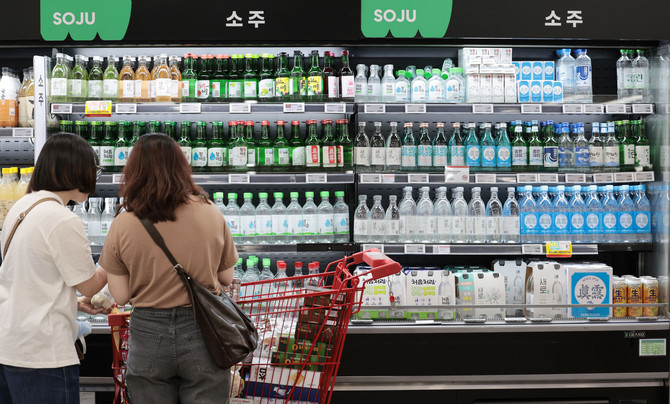 서울 시내의 한 마트에 소주 제품이 진열돼 있는 모습. ⓒ 연합뉴스