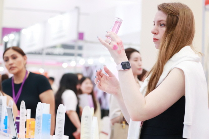 초소형으로 나오는 미니 화장품(쁘띠 뷰티)이 인기를 끌고 있는 서울의 한 화장품 매장에서 고객이 제품을 둘러보고 있다. ⓒ 연합뉴스