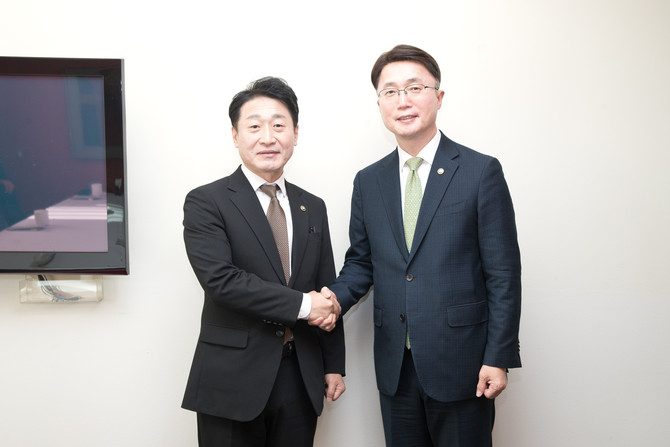 류제명 과학기술정보통신부 제2차관(오른쪽)과 이호현 기후에너지환경부 제2차관이 21일 오후 서울 중구 달개비에서 열린 '과기정통부-기후부 정책간담회' 에서 협력을 다짐하고 있다. ⓒ 과학기술정보통신부 