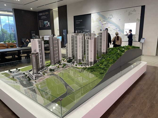 1층에 마련된 대형모형도. 칸타빌 디 에디션은 지하 5층~지상 24층 9개동 총 612가구 규모로 조성된다. = 박선린 기자