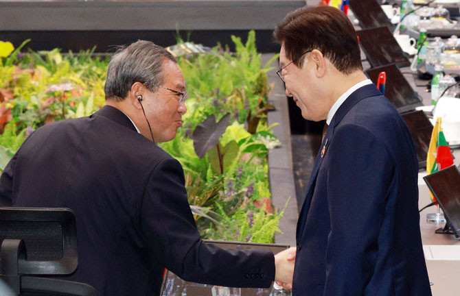 G20 정상회의 계기 이 대통령과 리창 중국 총리와 회동은 한중관계 전면 복원의 모멘텀을 바탕으로 긍정적 교류의 흐름을 이어간다는 점에서 의미가 있다. ⓒ 연합뉴스
