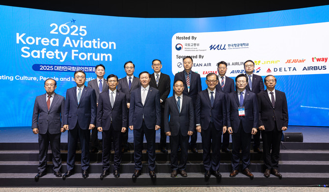 포럼에 참석한 항공업계 관계자들이 기념촬영을 하는 모습. ⓒ 대한항공