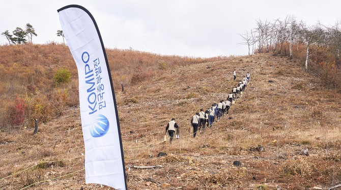 산림복원활동을 위해 임직원들이 산을 오르고 있다. ⓒ 중부발전