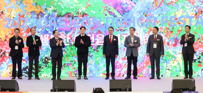 디자인 축제인 '2025 대전디자인페스타' 개막식을 개최 후 관계자들이 기념촬영을 하고 있다. ⓒ 대전시