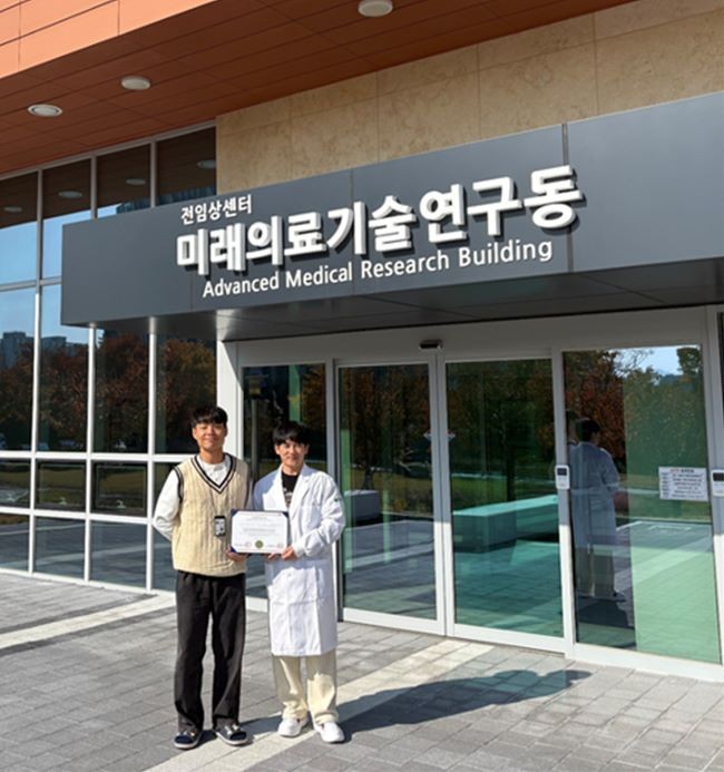 실험동물기술원 1급에 합격한 이윤범 기술원(왼쪽). ⓒ 케이메디허브