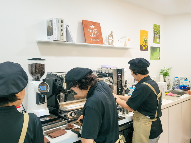 창원시가 노인일자리 및 사회활동 지원사업을 운영하고 있는 사진. ⓒ 창원시