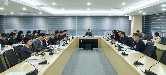 김석필 천안시장 권한대행 부시장이 1일 시청 중회의실에서 열린 확대간부회의를 주재하고 있다. ⓒ 천안시