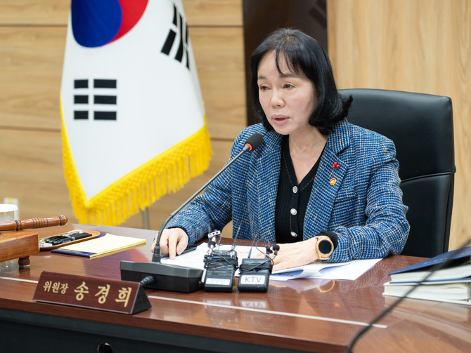 송경희 개인정보보호위원회 위원장이 3일 오전 서울 종로구 정부서울청사에서 개최된 2025년 제25회 개인정보보호위원회 전체회의에서 모두발언을 하고 있다. ⓒ 개인정보보호위원회