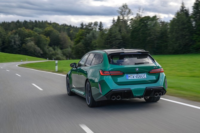 후면부는 세로형 리어 리플렉터와 좌우 트윈 테일파이프를 통합한 대형 디퓨저, 투어링 전용 리어 스포일러로 구성돼 강렬하면서도 안정감 있는 이미지를 전달한다. ⓒ BMW 코리아