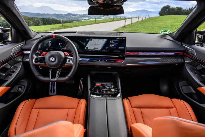 실내에는 레이스카에서 영감을 받은 레드 포인트와 D-컷 디자인을 적용한 M 가죽 스티어링 휠이 적용되며, 스포츠 주행은 물론 장거리 주행에도 적합한 새로운 M 다기능 시트가 장착됐다. ⓒ BMW 코리아