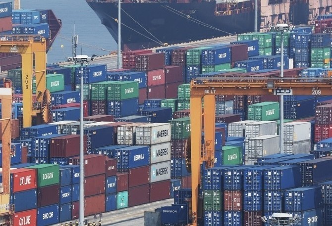 지난 10월 경상수지 흑자 규모가 '반토막' 났다. © 연합뉴스