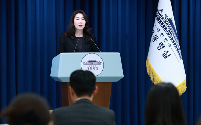 이 대통령은 다음 주부터 228개의 공공기관과 업무 연관성이 높은 유관기관의 부처별 업무보고를 생중계로 진행한다. ⓒ 연합뉴스