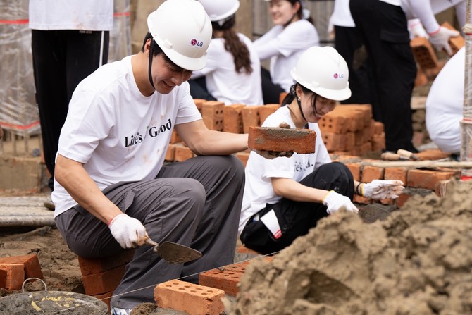 LG전자 임직원의 자발적 참여로 구성된 '라이프스굿(Life's Good)' 봉사단이 지난 9월 미얀마 양곤에서 현지 청소년들의 교육환경 개선 활동을 진행했다. ⓒ LG전자