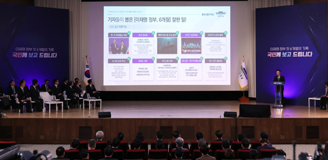 이규연 홍보수석은 대통령실 출입 기자 대상으로 실시한 '이재명 정부가 6개월 간 가장 잘한 일'에 대한 투표 결과를 공개했다. ⓒ 연합뉴스